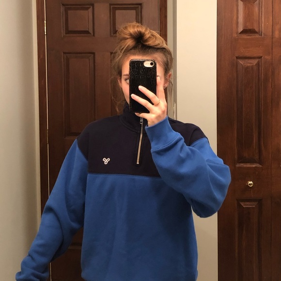 Aritzia crewneck - Picture 1 of 3